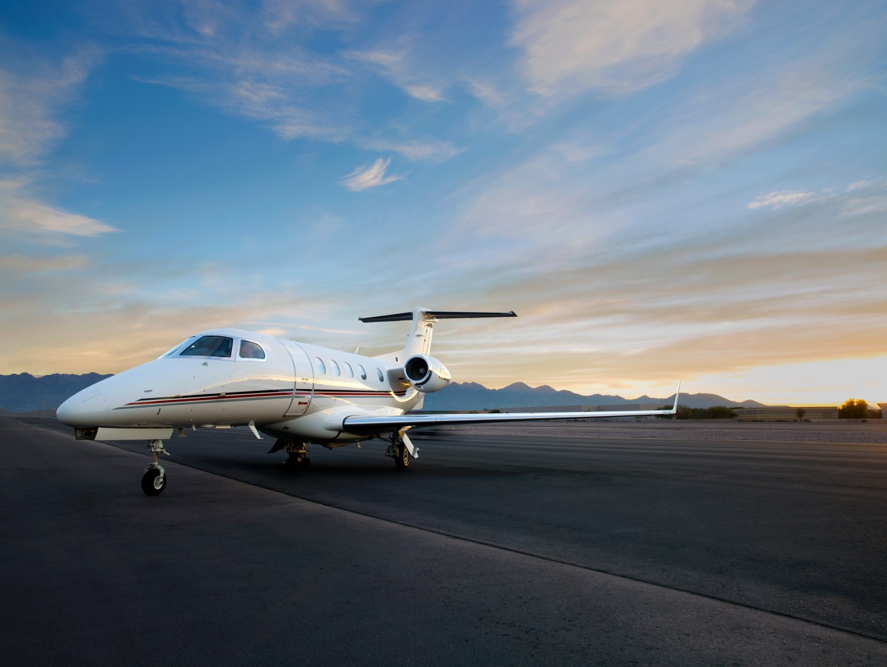 netjets-orders-100-phenom-300s