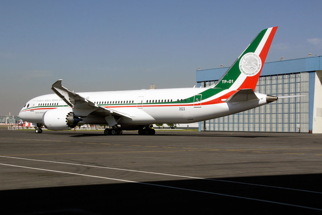 Lots have been written and said about the early retirement of the Mexican Presidential Boeing 787. On 3 December 2018, the Dreamliner left Mexico City for storage at Victorville (CA) to be sold eventually. For this last flight, its registration XC-MEC had even been replaced by a regular Mexican air force serial 3523. (Mexico City, 3 December 2018, Enrique Giese).